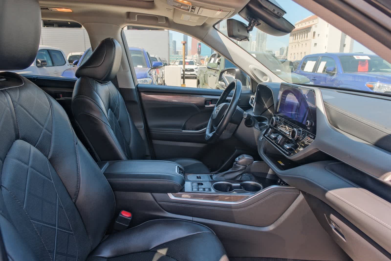 Thumbnail: 2023 Toyota Highlander - 16