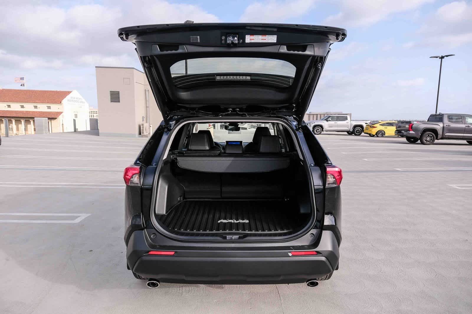 Thumbnail: 2025 Toyota RAV4 - 27