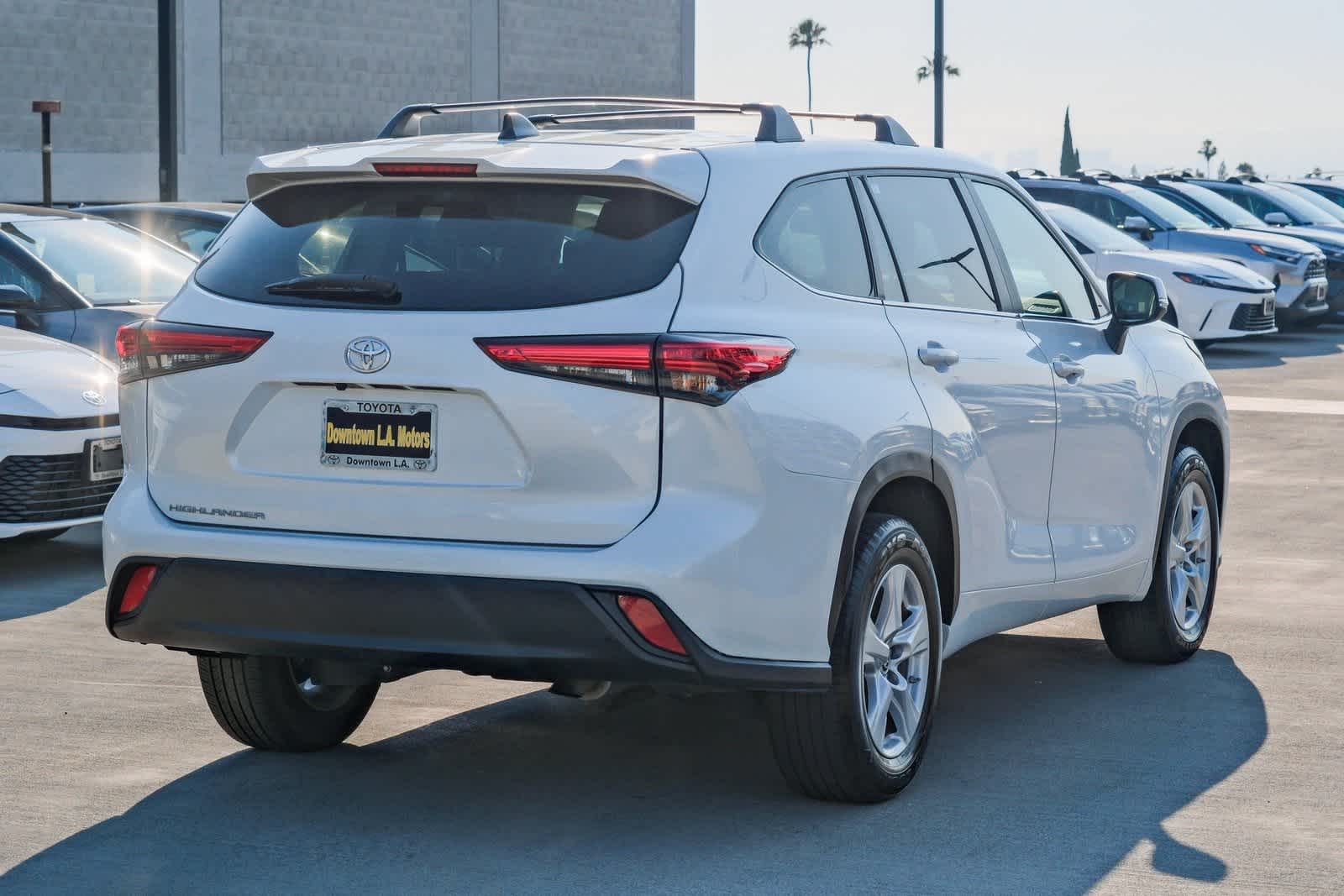 Thumbnail: 2023 Toyota Highlander - 4