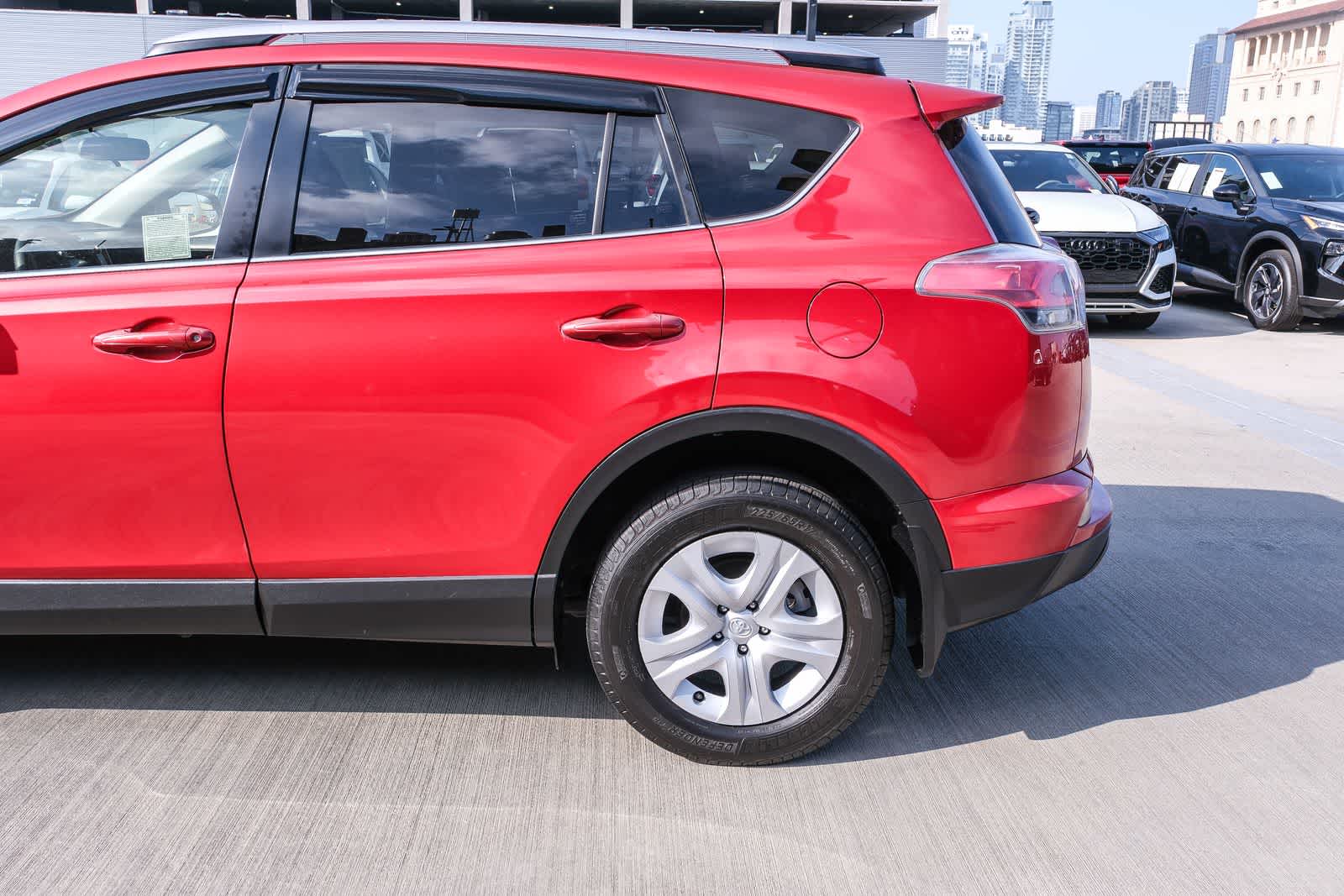 Thumbnail: 2016 Toyota RAV4 - 8