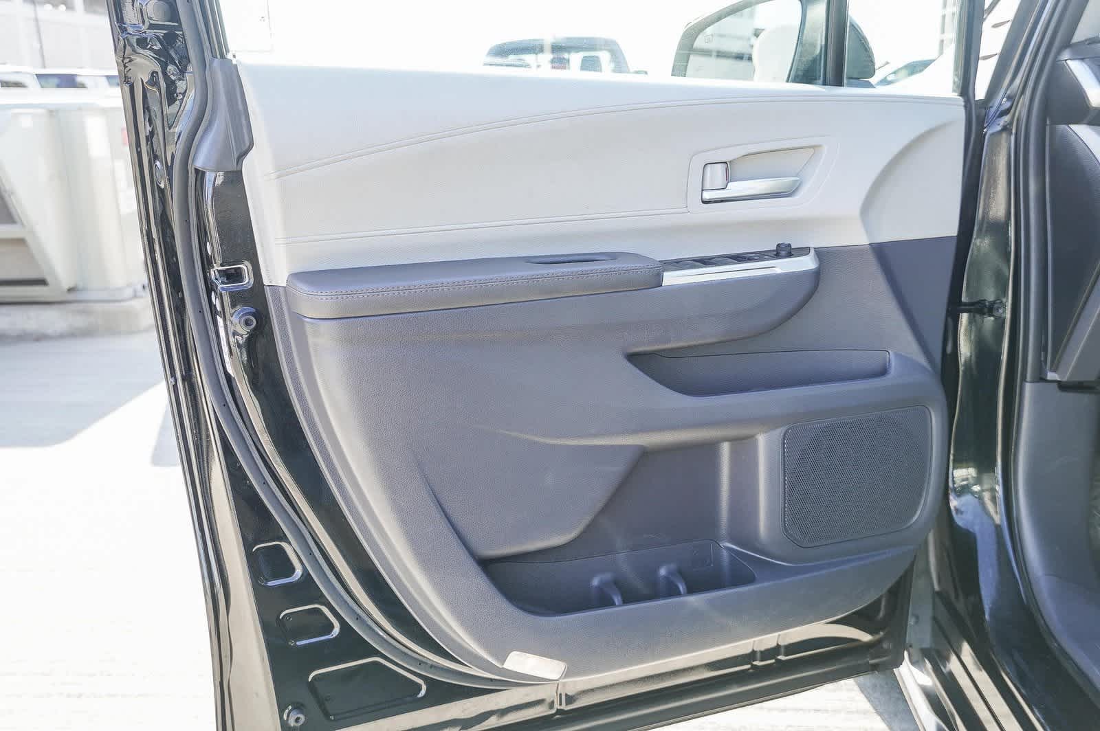 2023 Toyota Sienna XLE 22