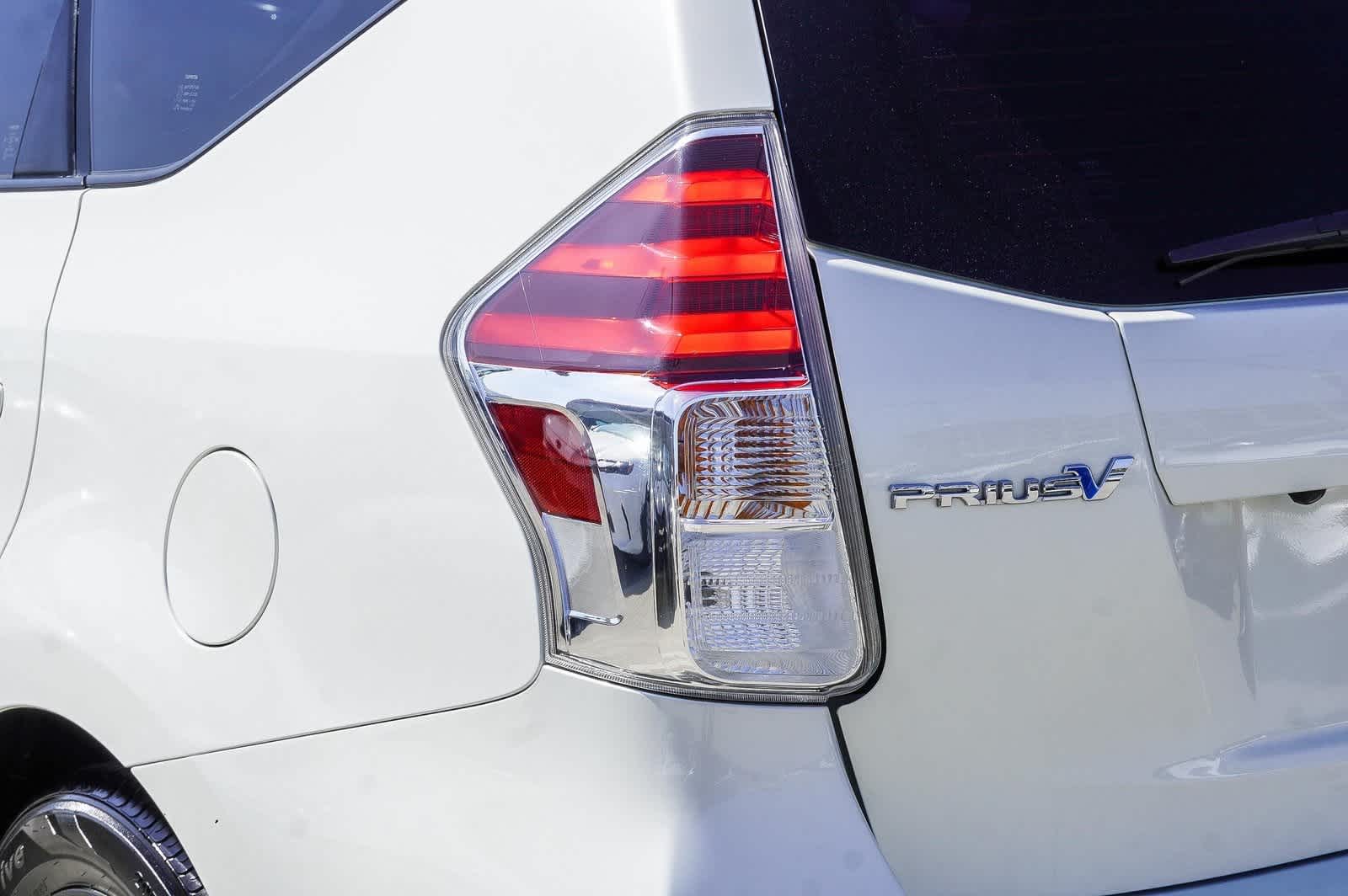 Thumbnail: 2017 Toyota Prius v - 7