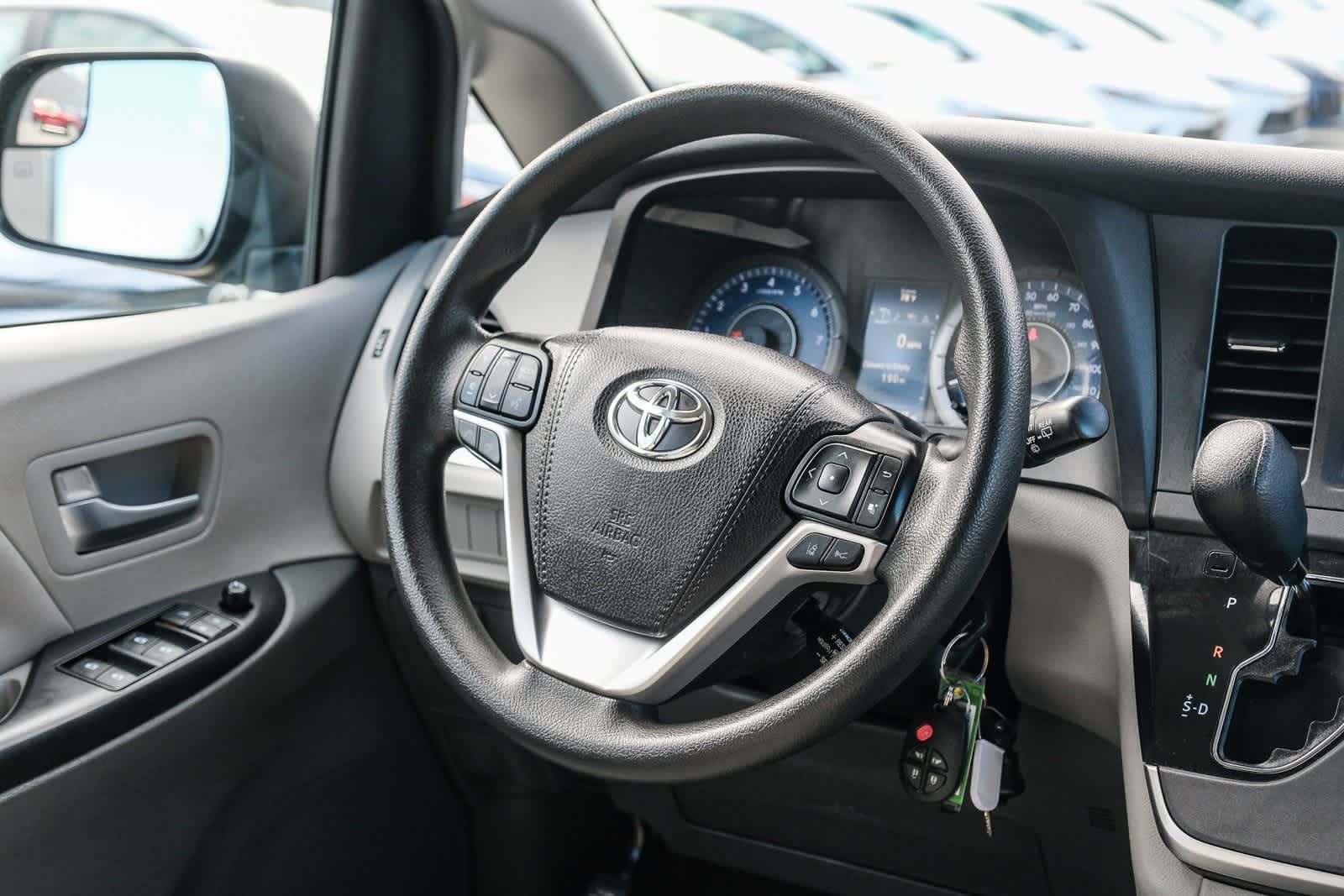 Thumbnail: 2020 Toyota Sienna - 17