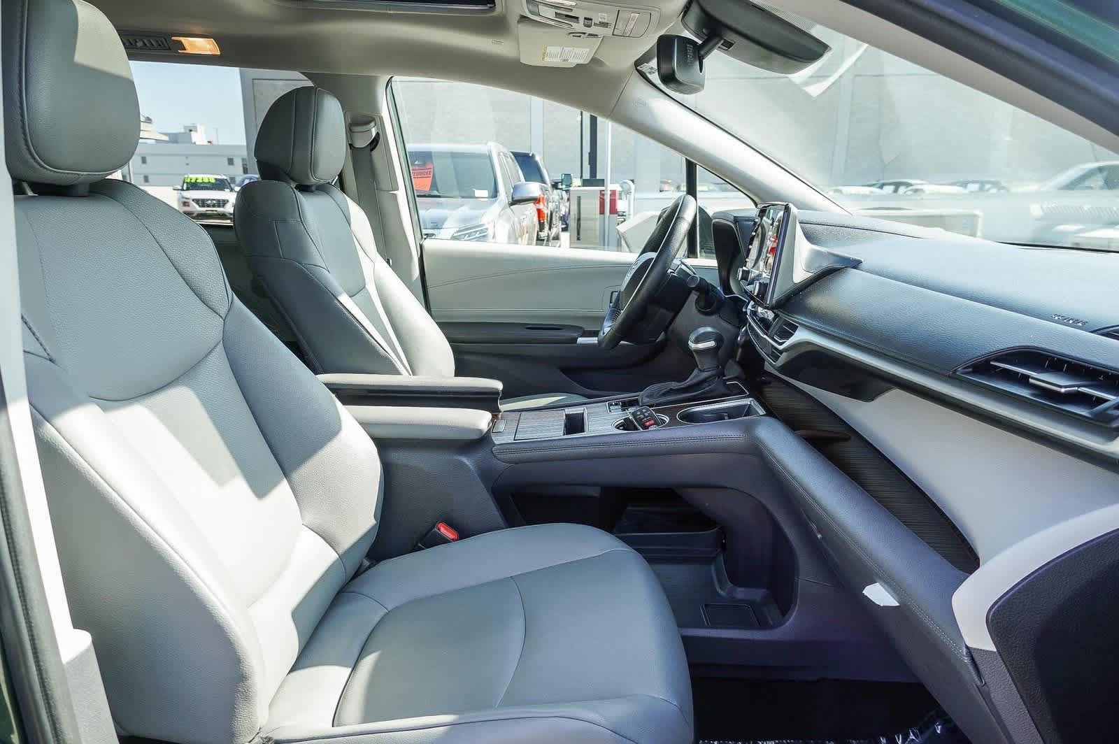 2023 Toyota Sienna XLE 19