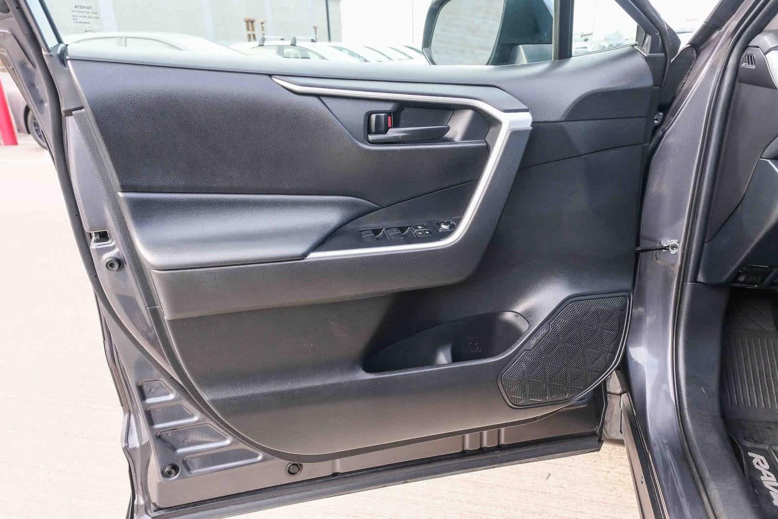 Thumbnail: 2020 Toyota RAV4 - 23