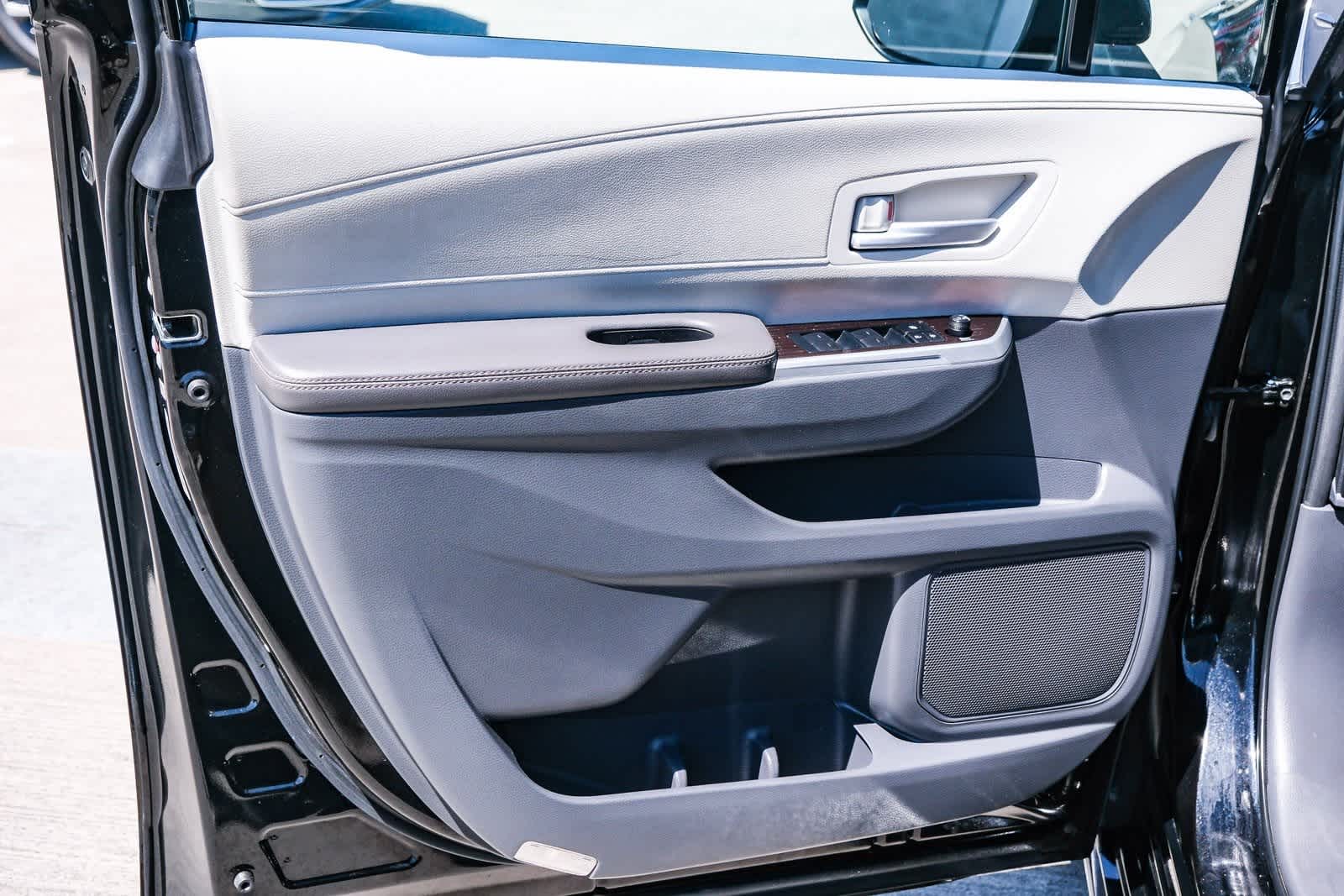 Thumbnail: 2023 Toyota Sienna - 23
