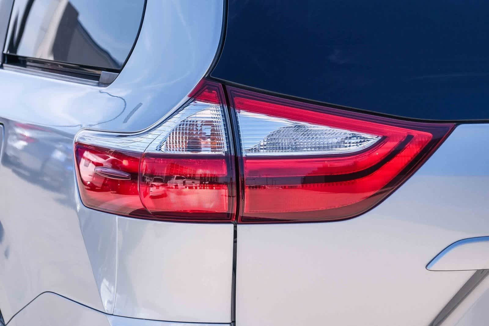 Thumbnail: 2019 Toyota Sienna - 7