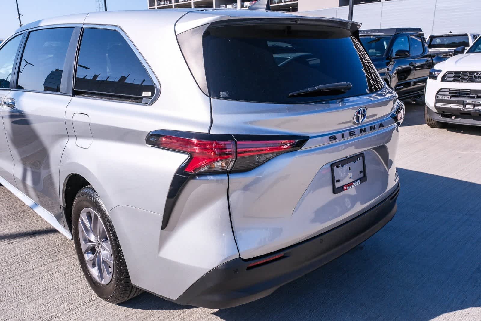Thumbnail: 2022 Toyota Sienna - 8