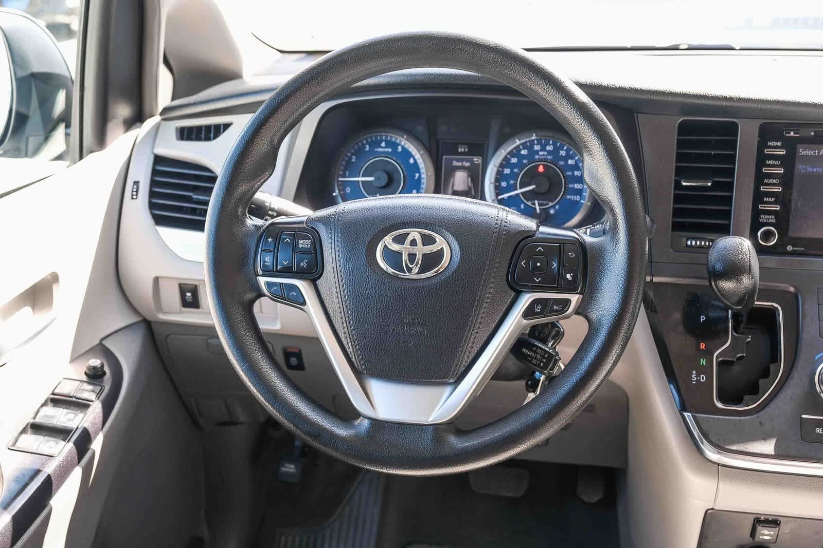 Thumbnail: 2019 Toyota Sienna - 17