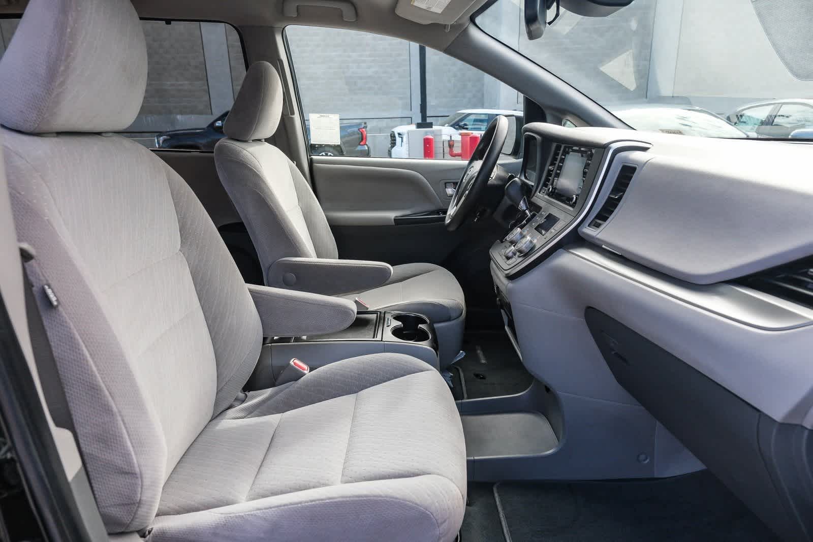 Thumbnail: 2020 Toyota Sienna - 18