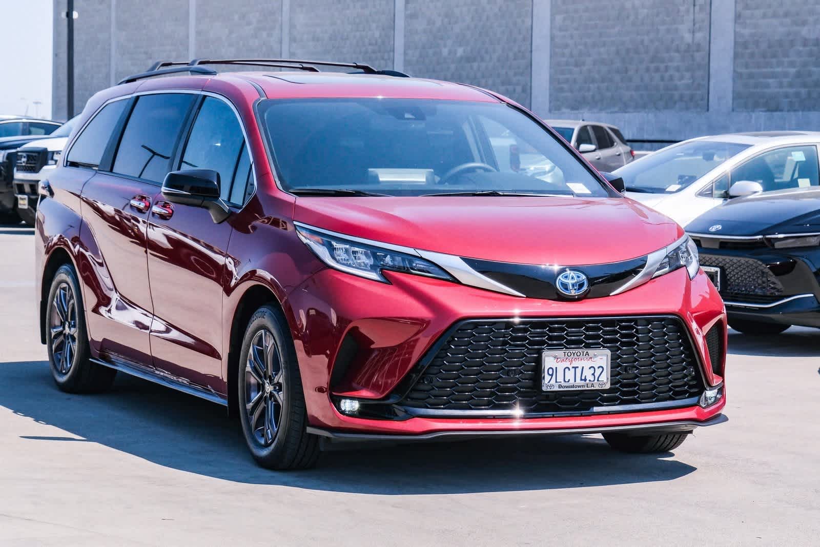 Thumbnail: 2024 Toyota Sienna - 3