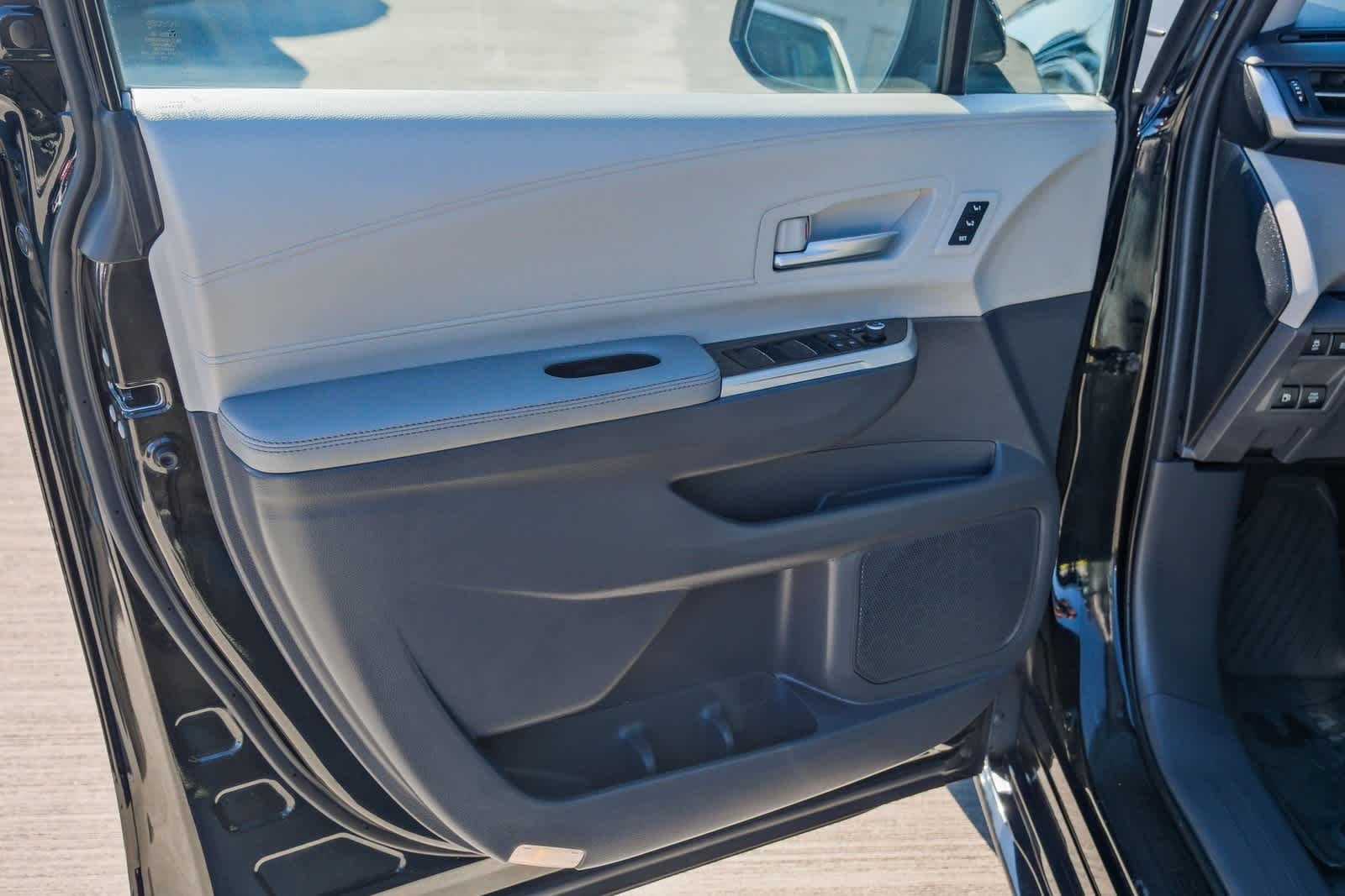 Thumbnail: 2024 Toyota Sienna - 24