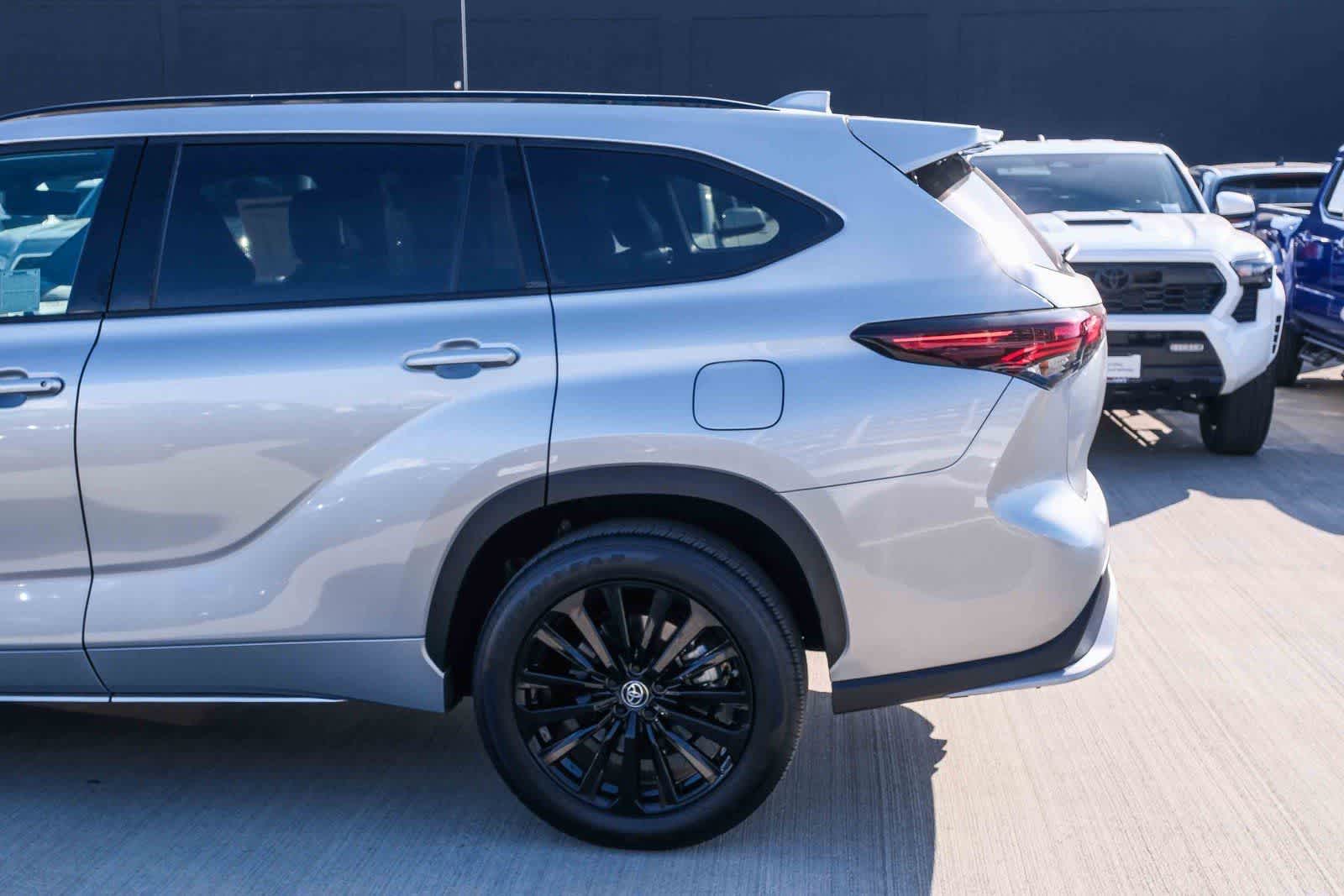 Thumbnail: 2025 Toyota Highlander - 8