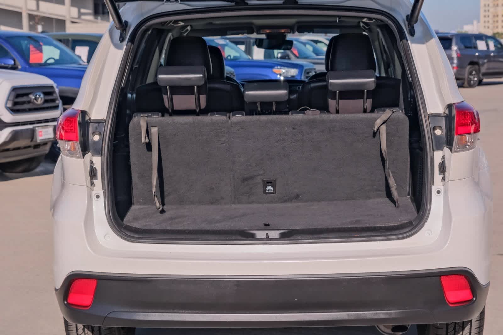 Thumbnail: 2019 Toyota Highlander - 21