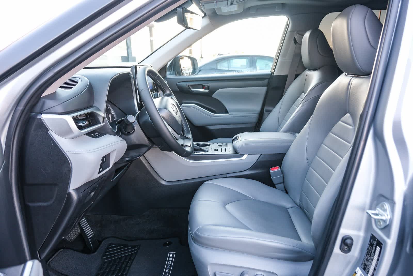 Thumbnail: 2023 Toyota Highlander - 19