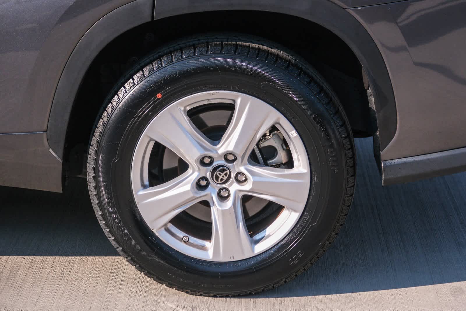 Thumbnail: 2023 Toyota Highlander - 9