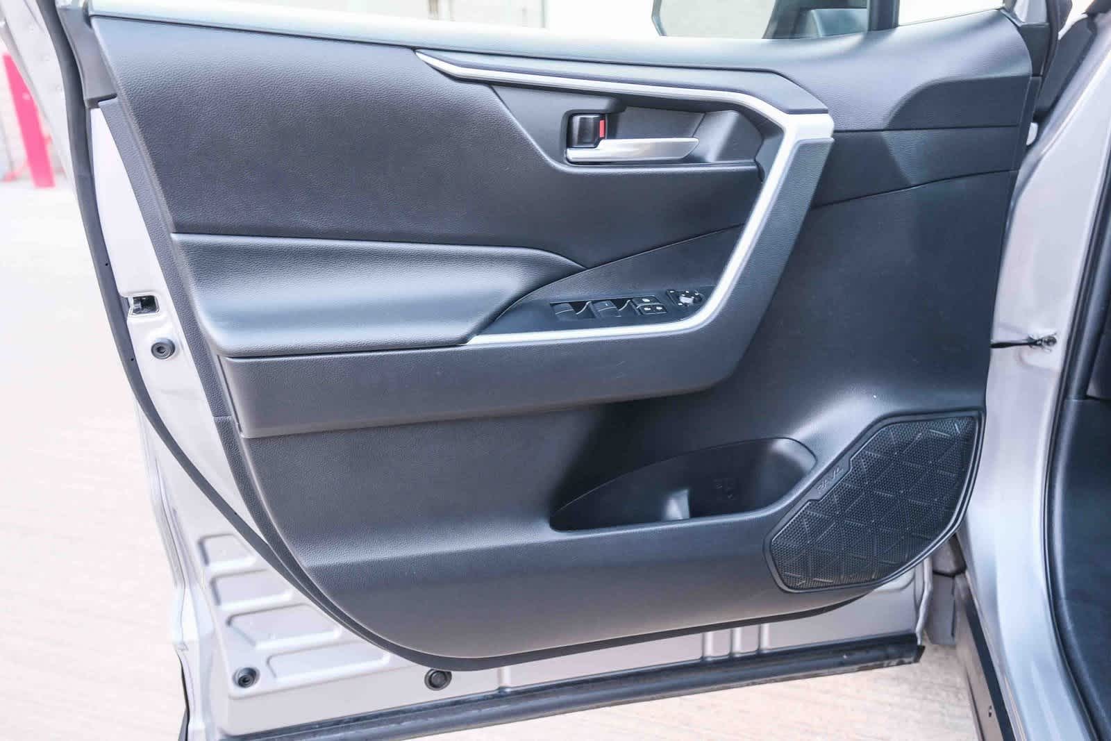 Thumbnail: 2021 Toyota RAV4 - 23