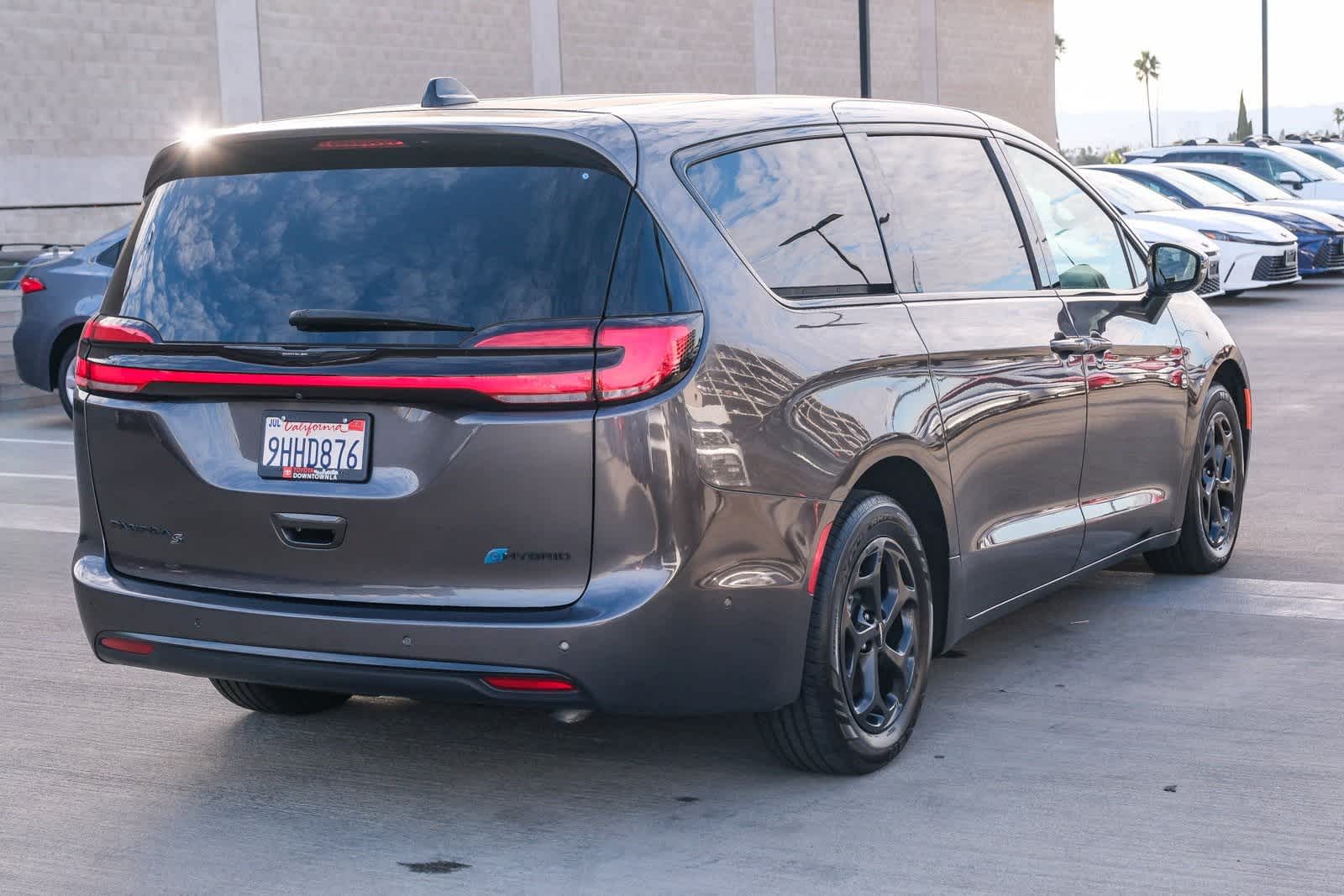 Thumbnail: 2023 Chrysler Pacifica - 4