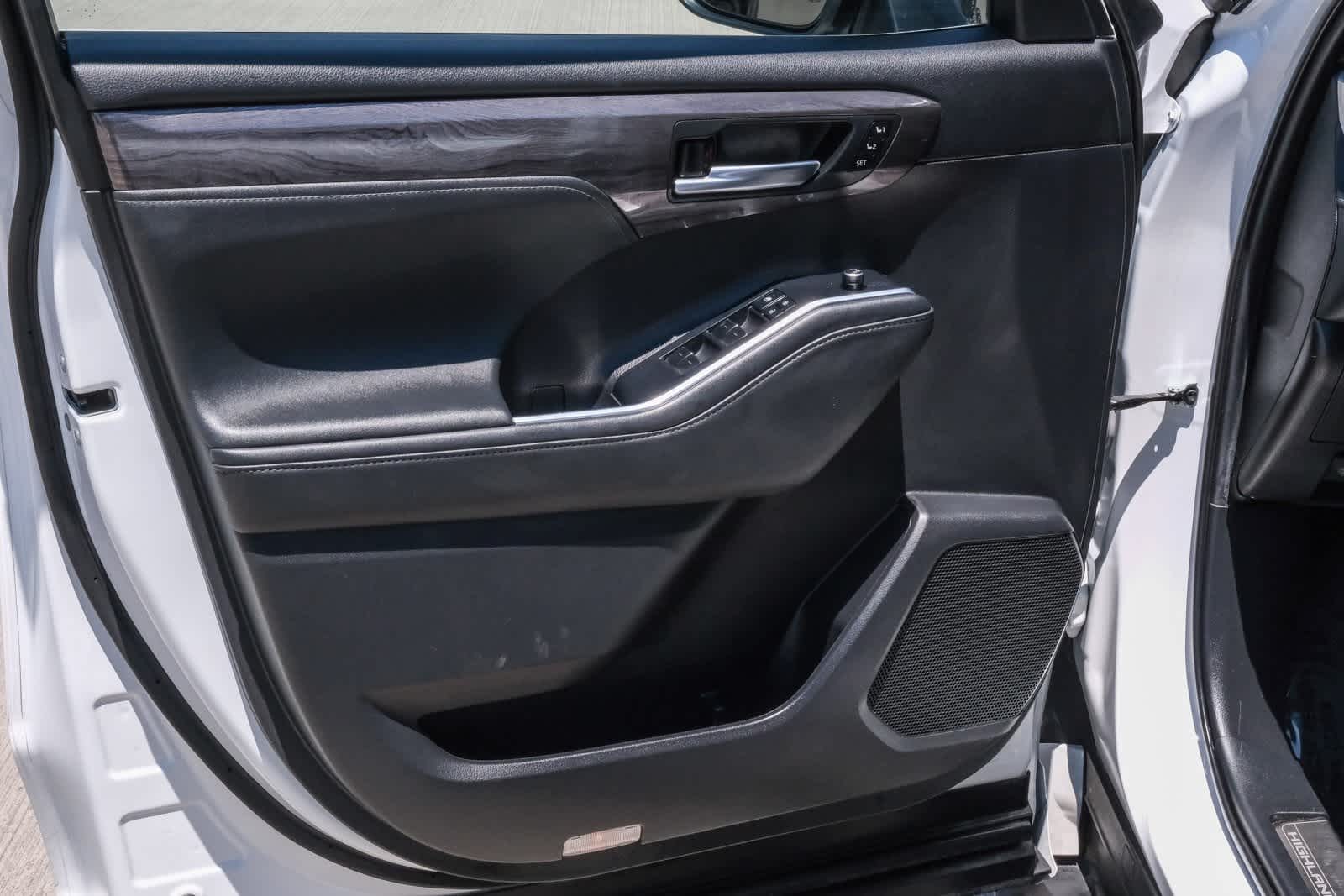 Thumbnail: 2022 Toyota Highlander - 22