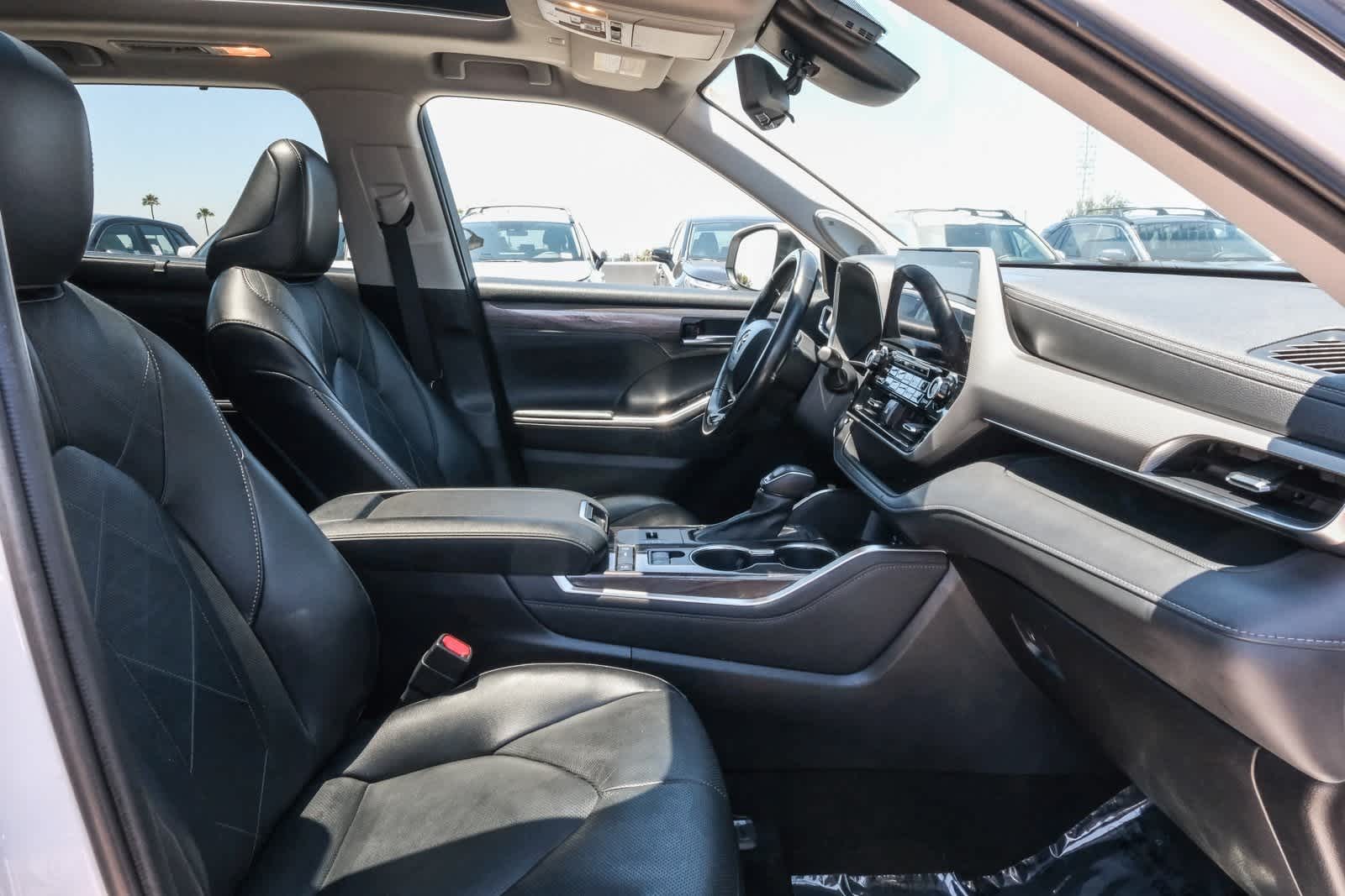 Thumbnail: 2022 Toyota Highlander - 17