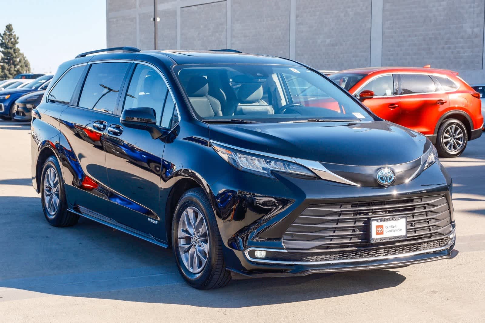 Thumbnail: 2021 Toyota Sienna - 3