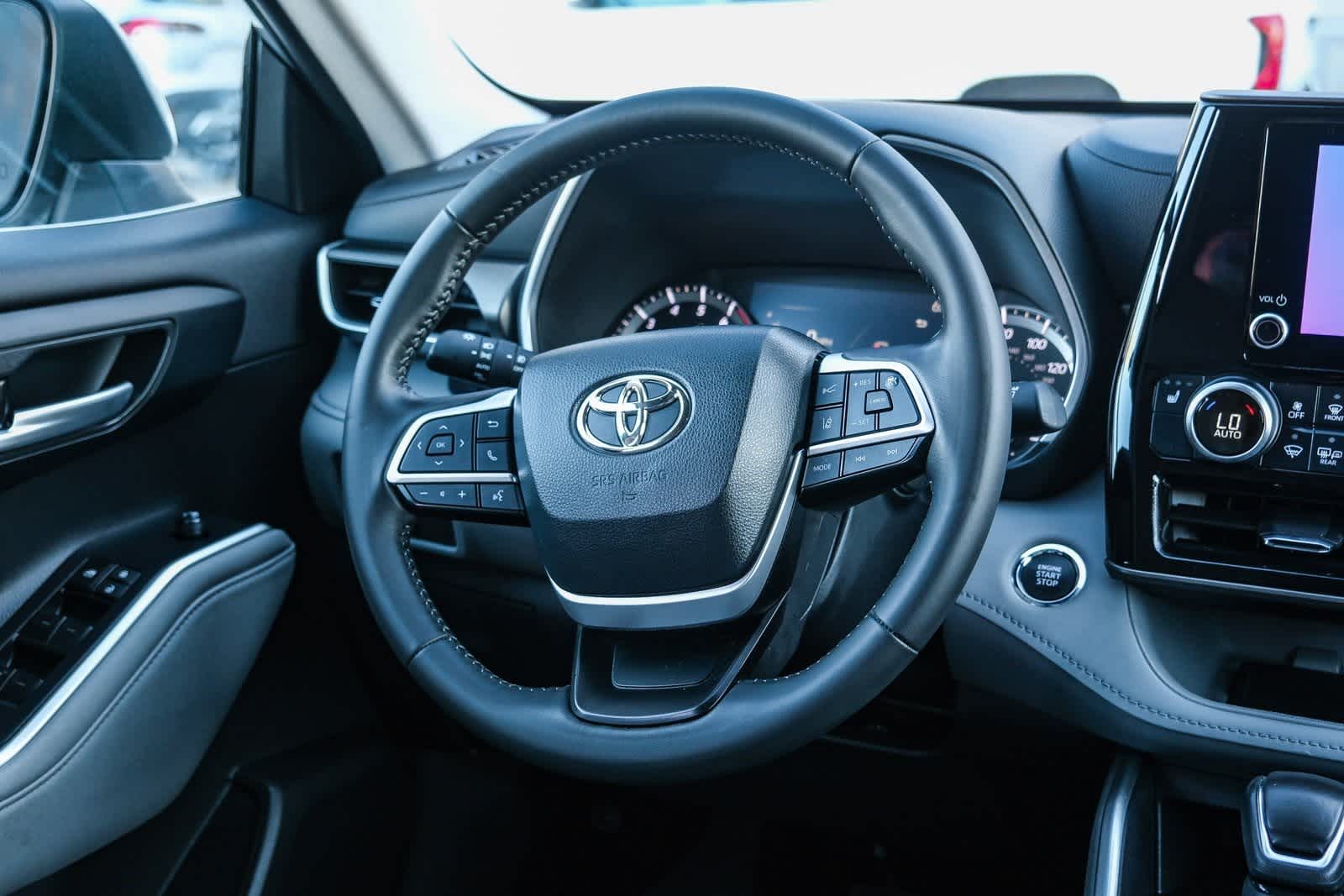 Thumbnail: 2023 Toyota Highlander - 16
