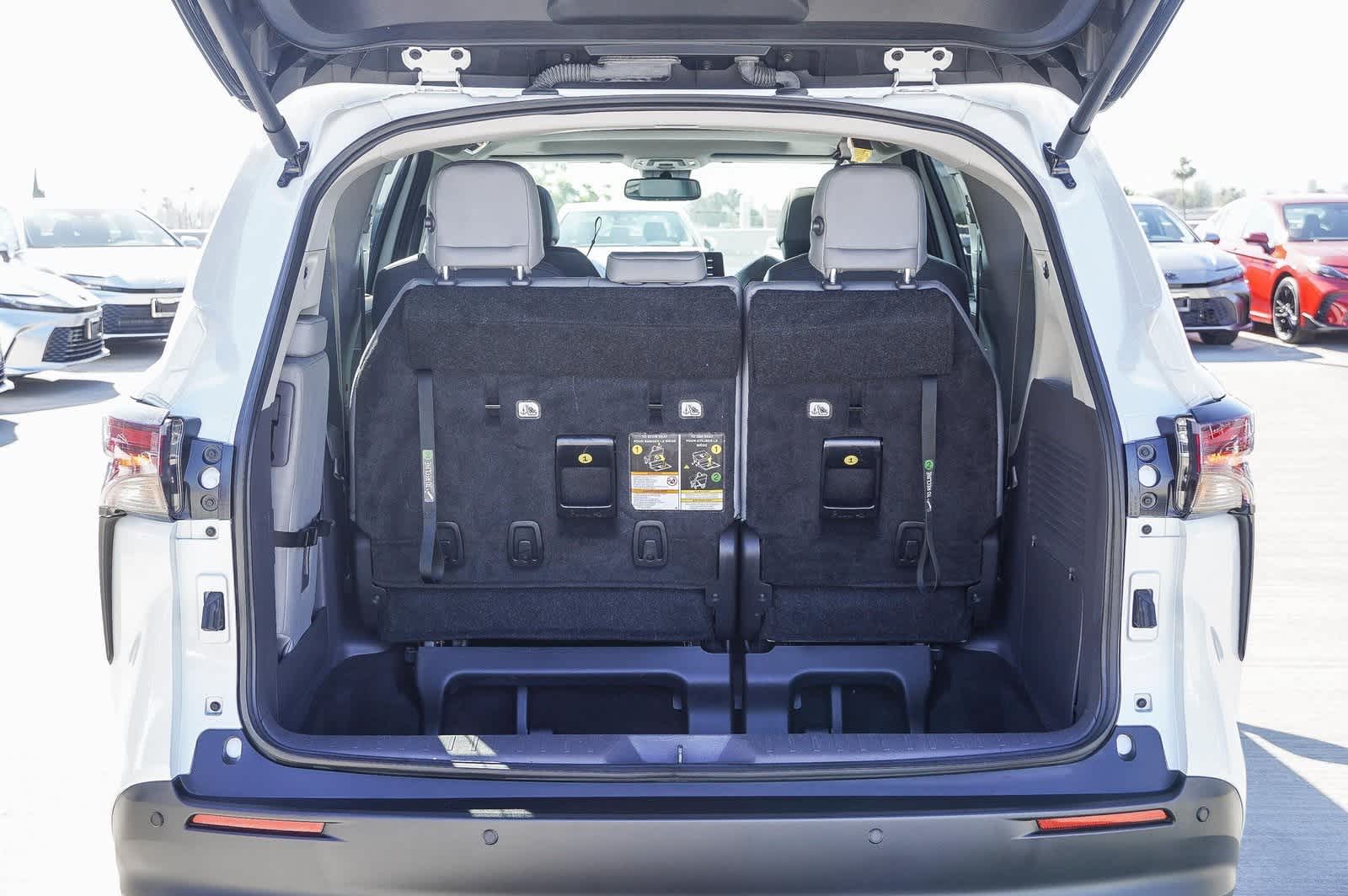 2023 Toyota Sienna XLE 28