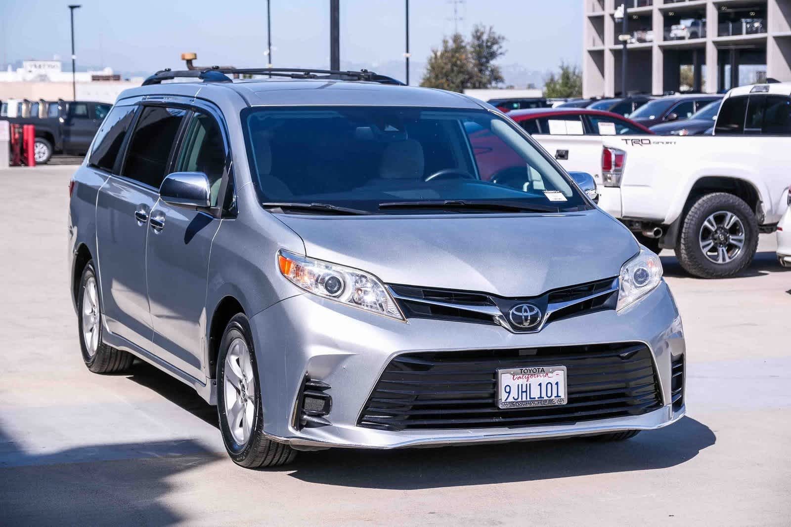 Thumbnail: 2019 Toyota Sienna - 3