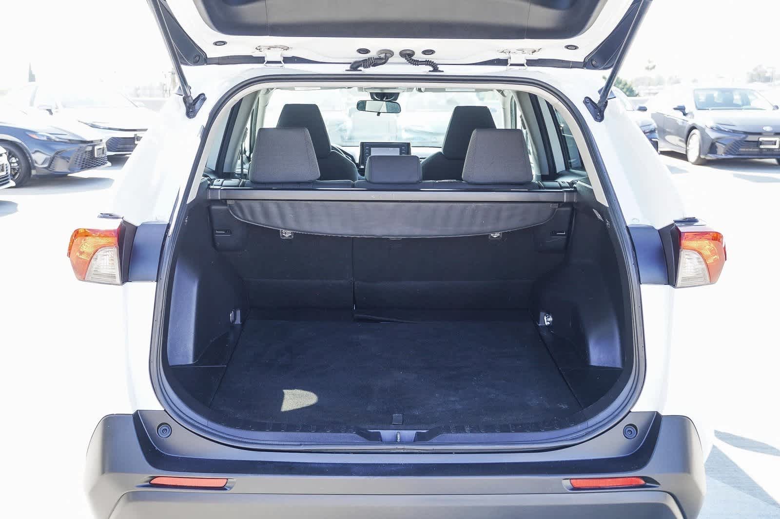 2021 Toyota RAV4 XLE 26