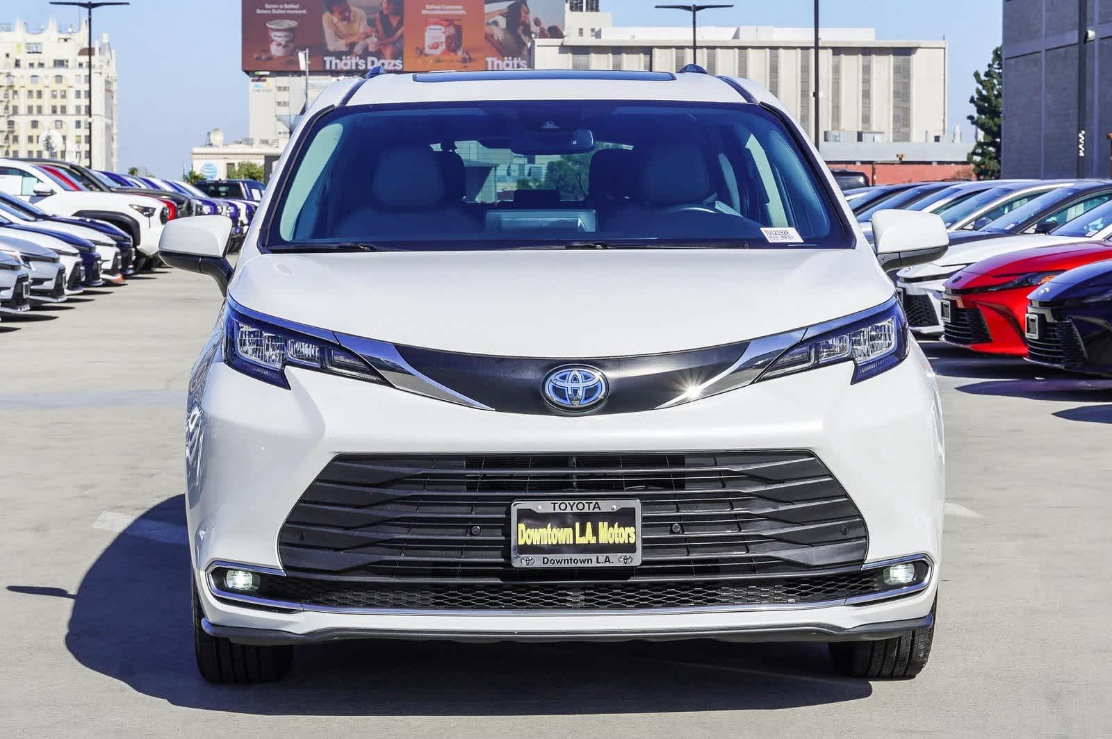2023 Toyota Sienna XLE 2