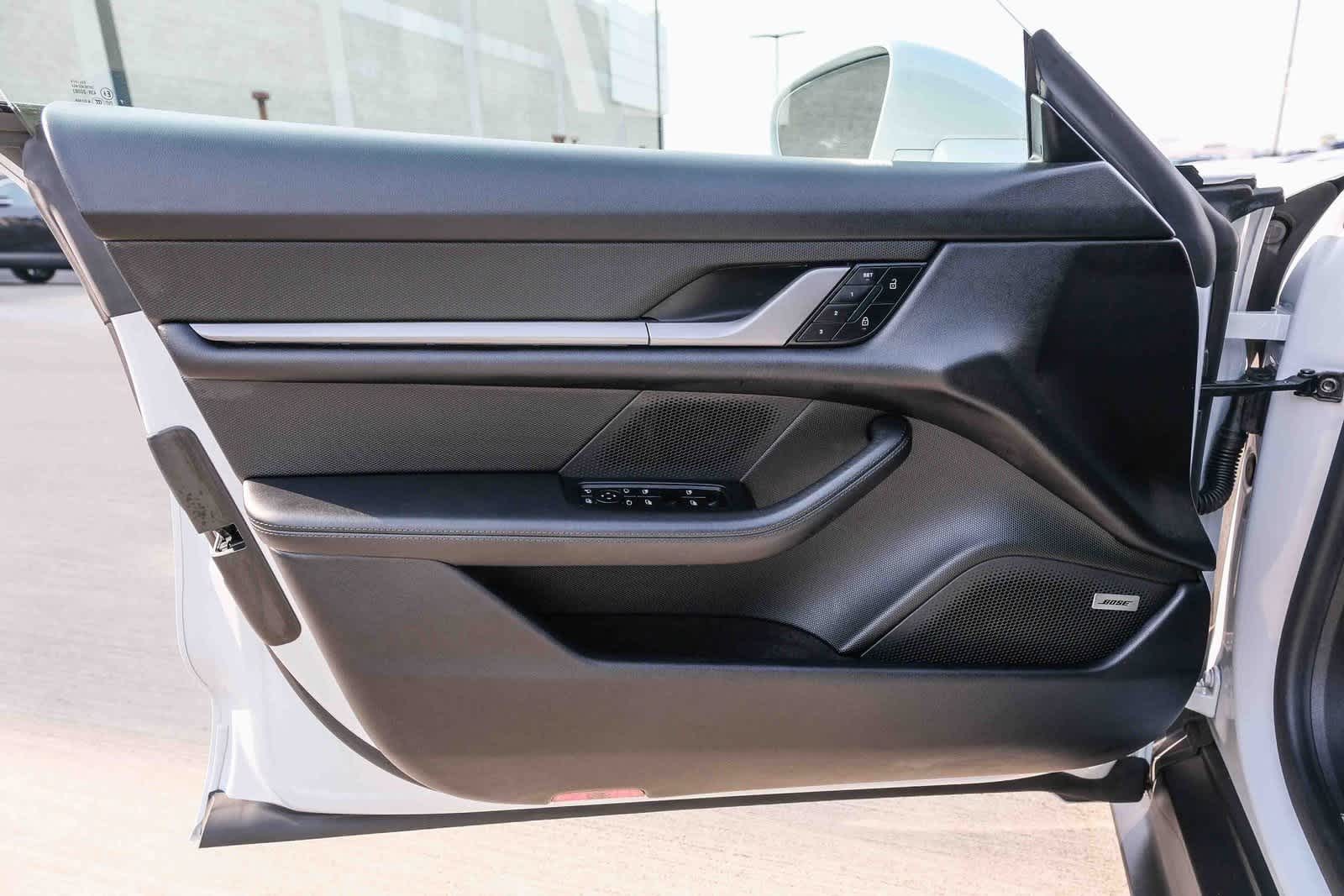 Thumbnail: 2025 Porsche Taycan - 22