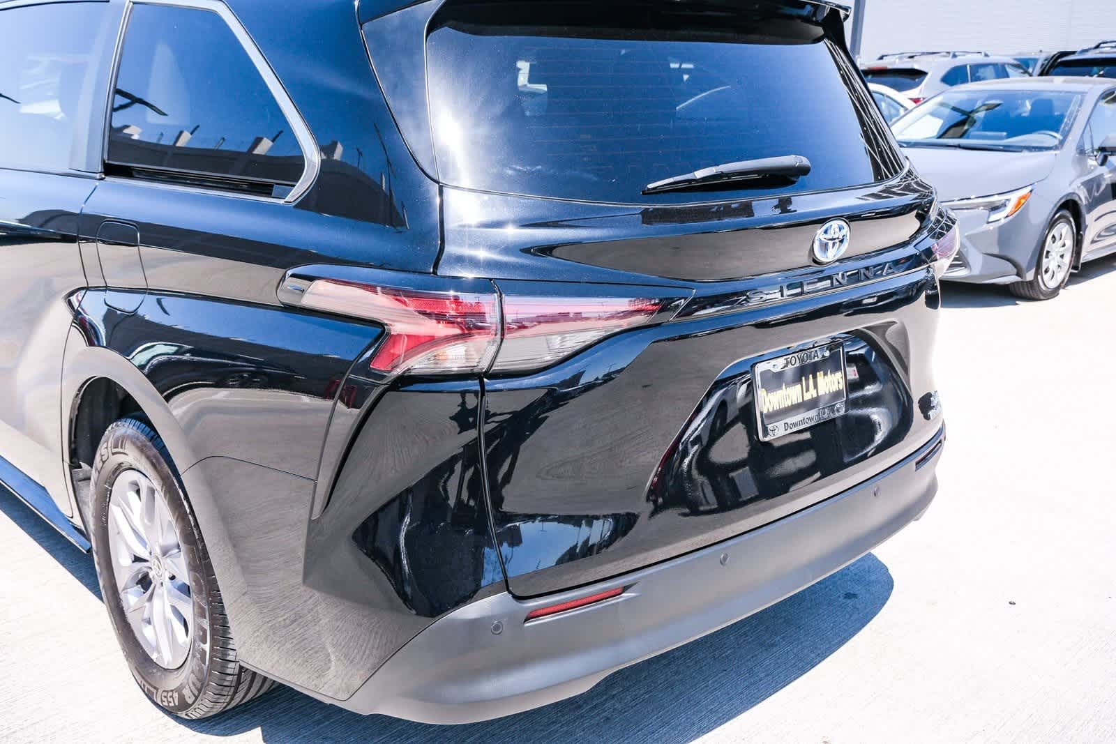 Thumbnail: 2023 Toyota Sienna - 8