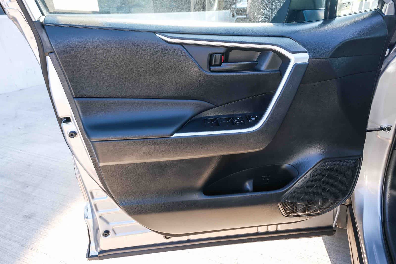 Thumbnail: 2022 Toyota RAV4 - 23