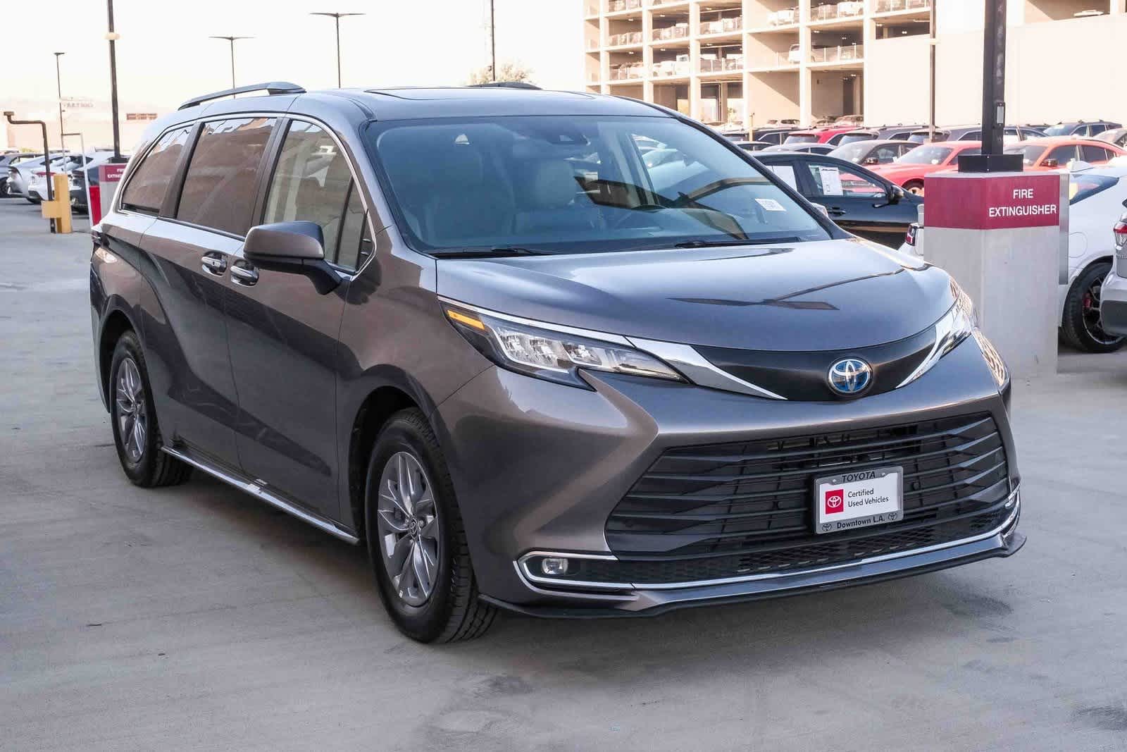 Thumbnail: 2023 Toyota Sienna - 3