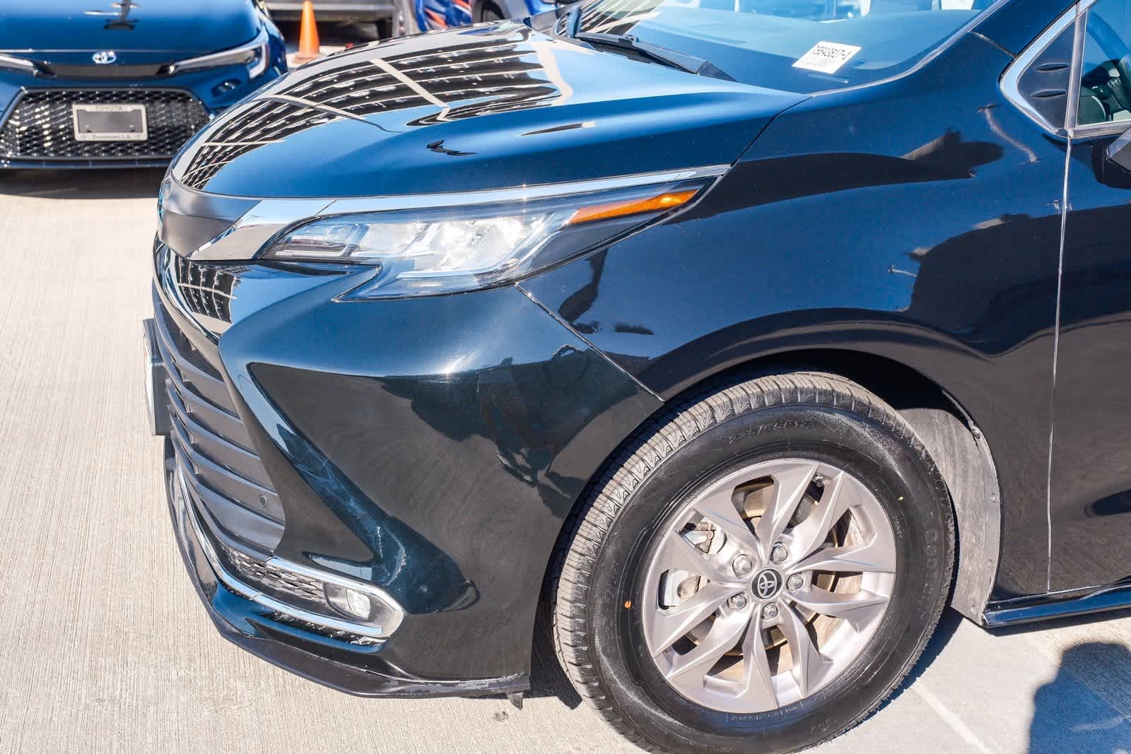 Thumbnail: 2021 Toyota Sienna - 12