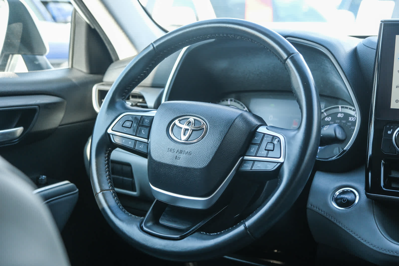 Thumbnail: 2023 Toyota Highlander - 18