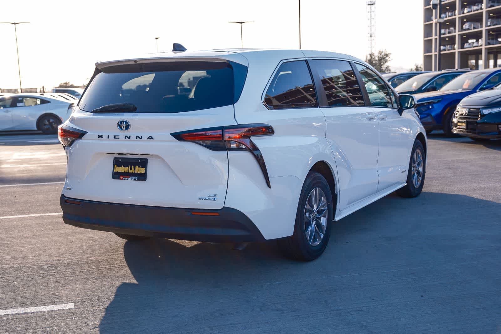 Thumbnail: 2021 Toyota Sienna - 4