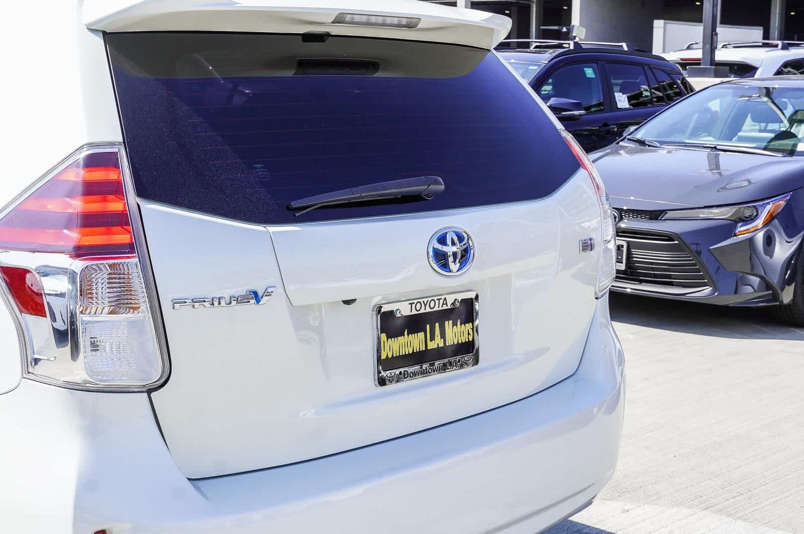 Thumbnail: 2017 Toyota Prius v - 8