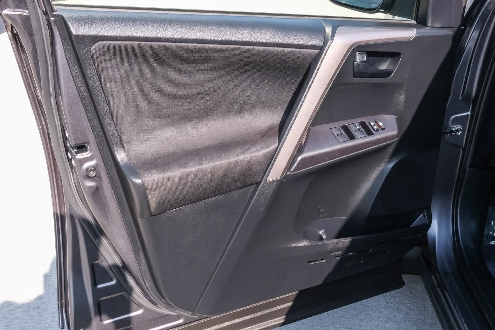 Thumbnail: 2018 Toyota RAV4 - 17
