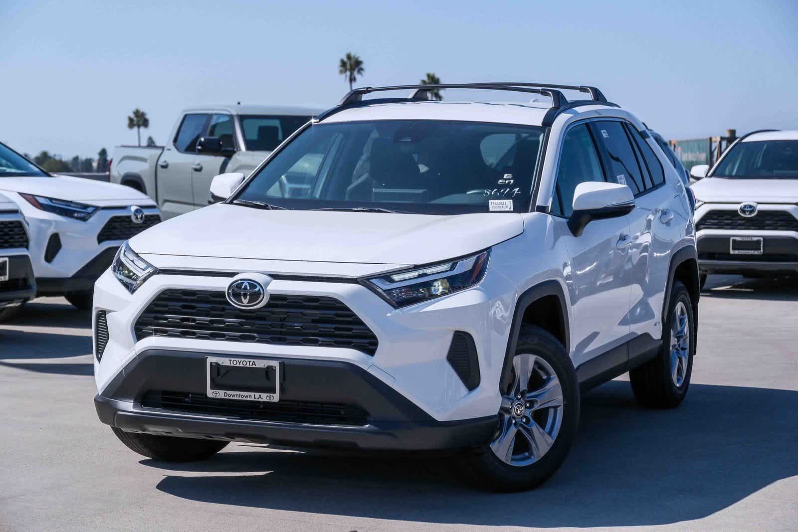 2025 Toyota RAV4 LE's photo