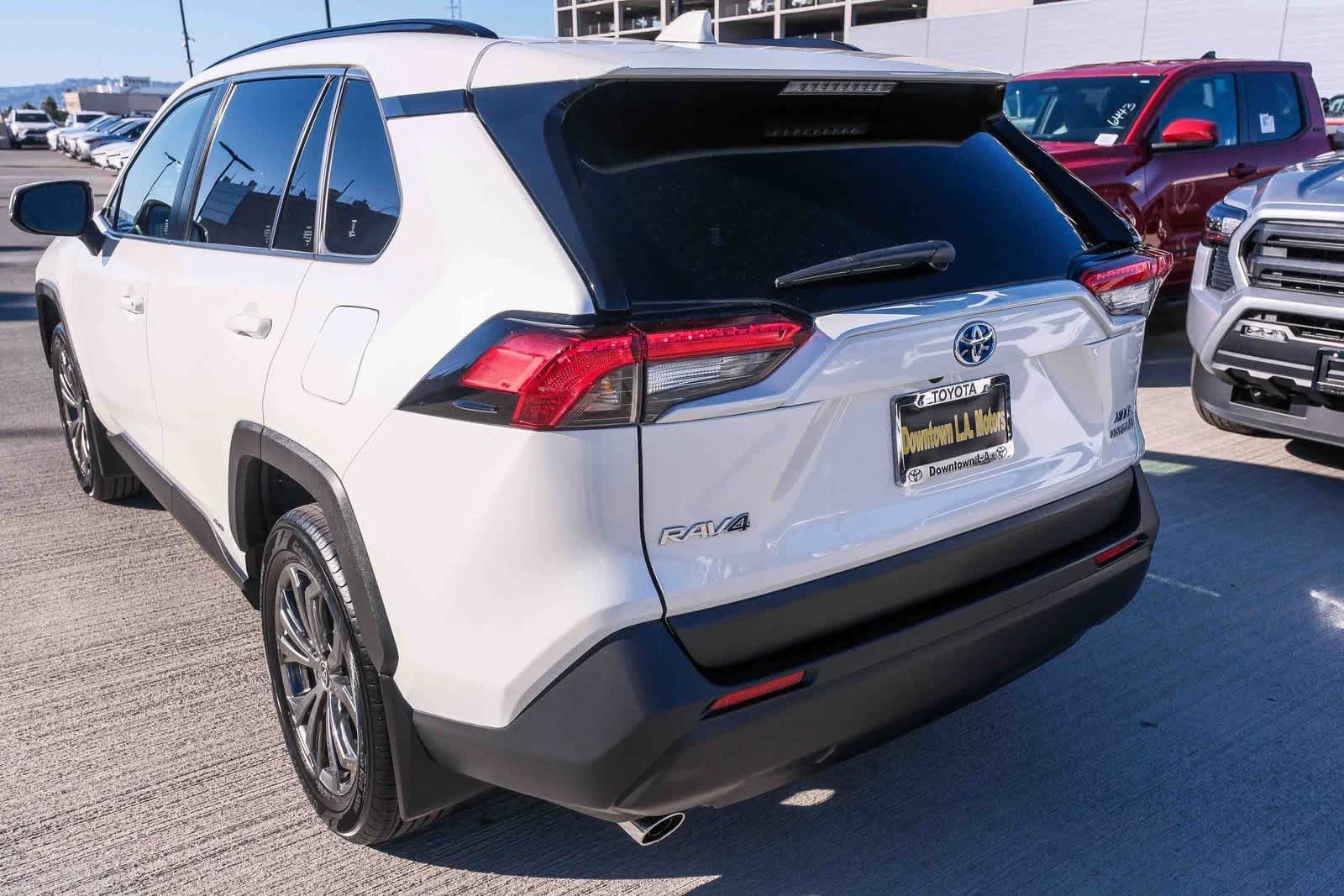 Thumbnail: 2022 Toyota RAV4 - 8