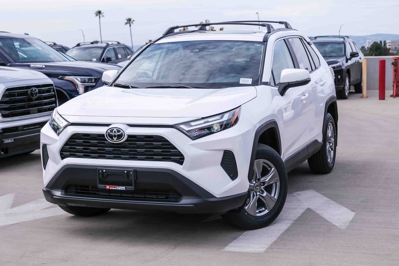 2025 Toyota RAV4 XLE's photo
