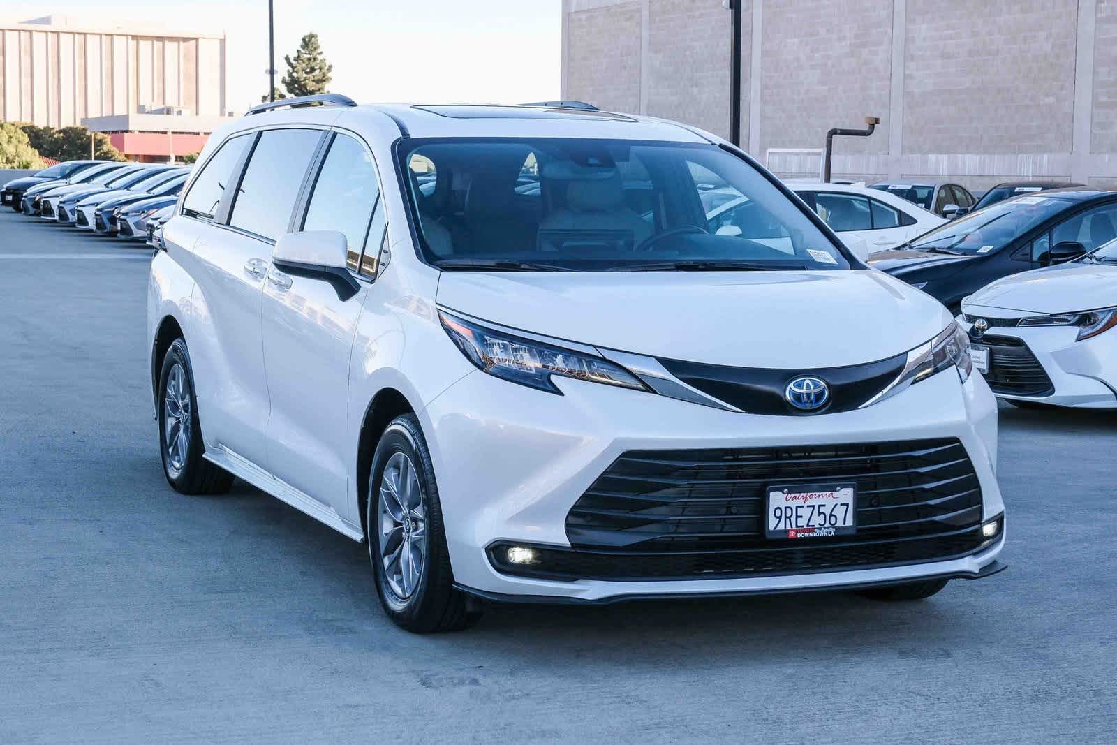 Thumbnail: 2025 Toyota Sienna - 3