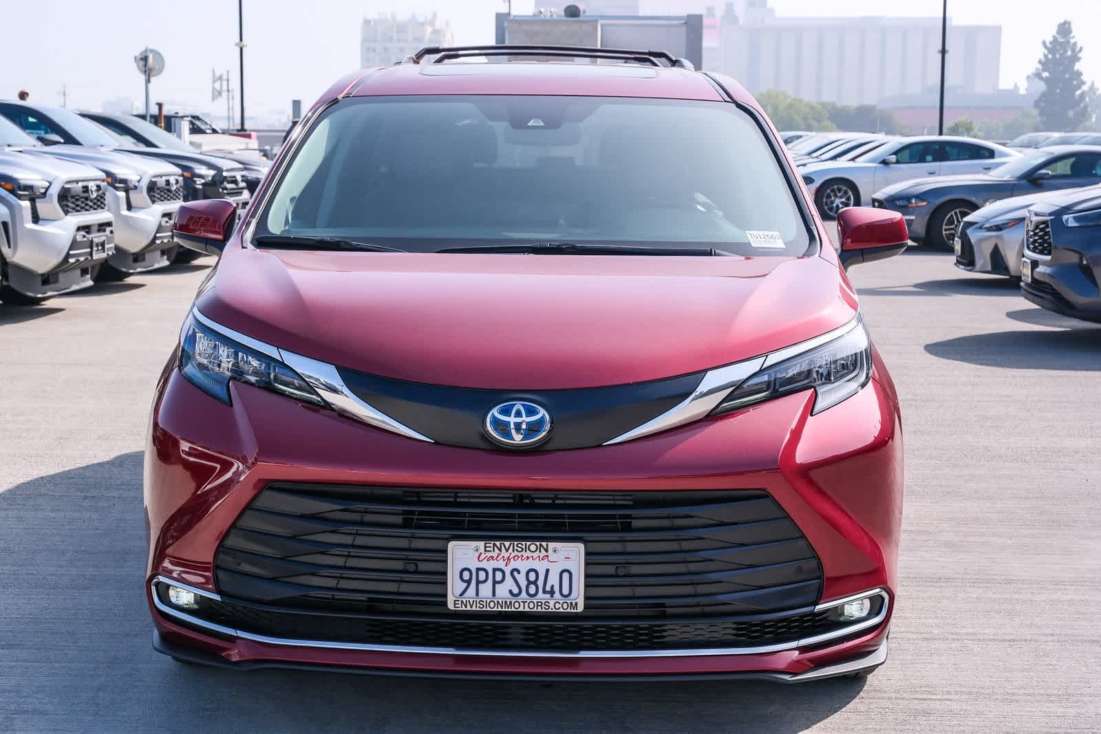 Thumbnail: 2024 Toyota Sienna - 2