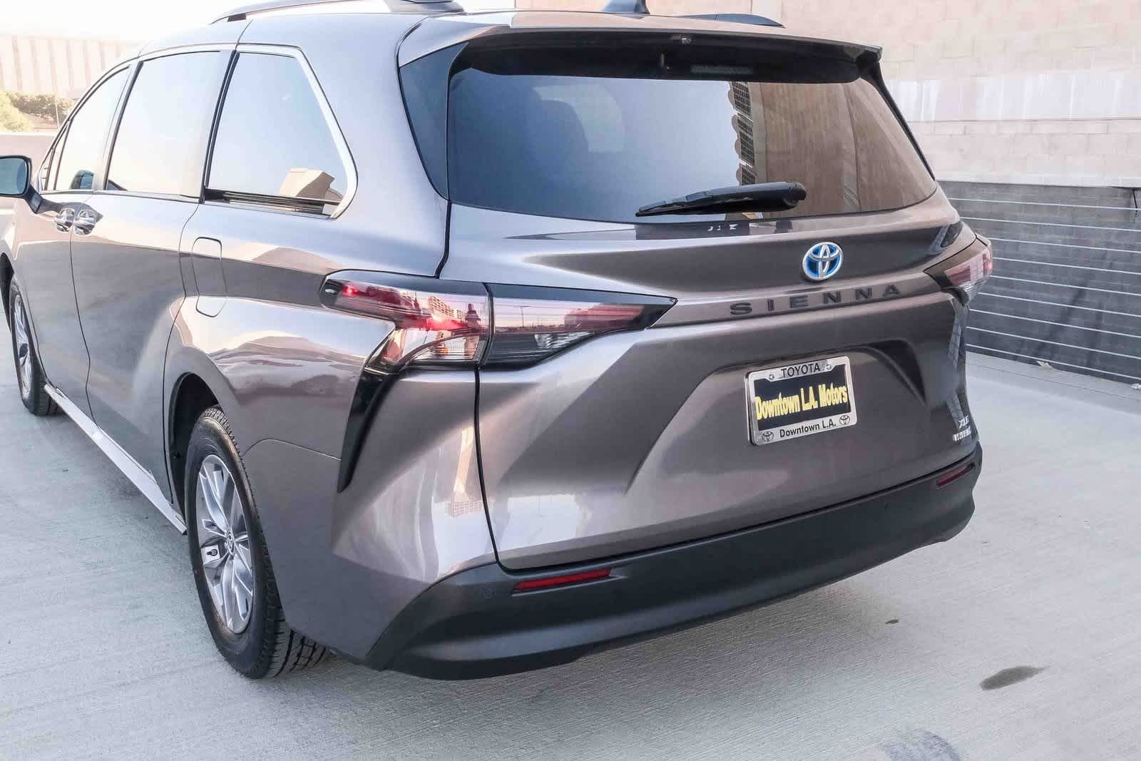 Thumbnail: 2023 Toyota Sienna - 8