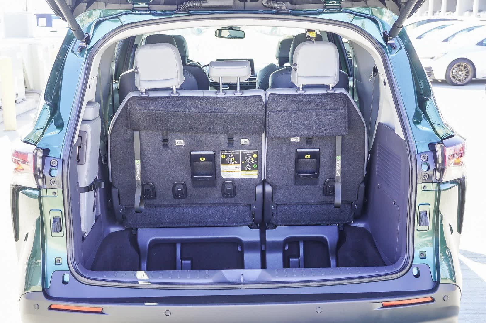 2023 Toyota Sienna XLE 27