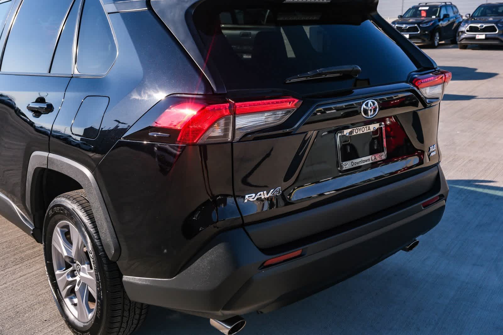 Thumbnail: 2022 Toyota RAV4 - 8