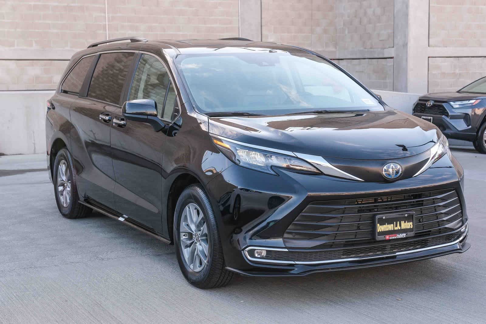 Thumbnail: 2024 Toyota Sienna - 3