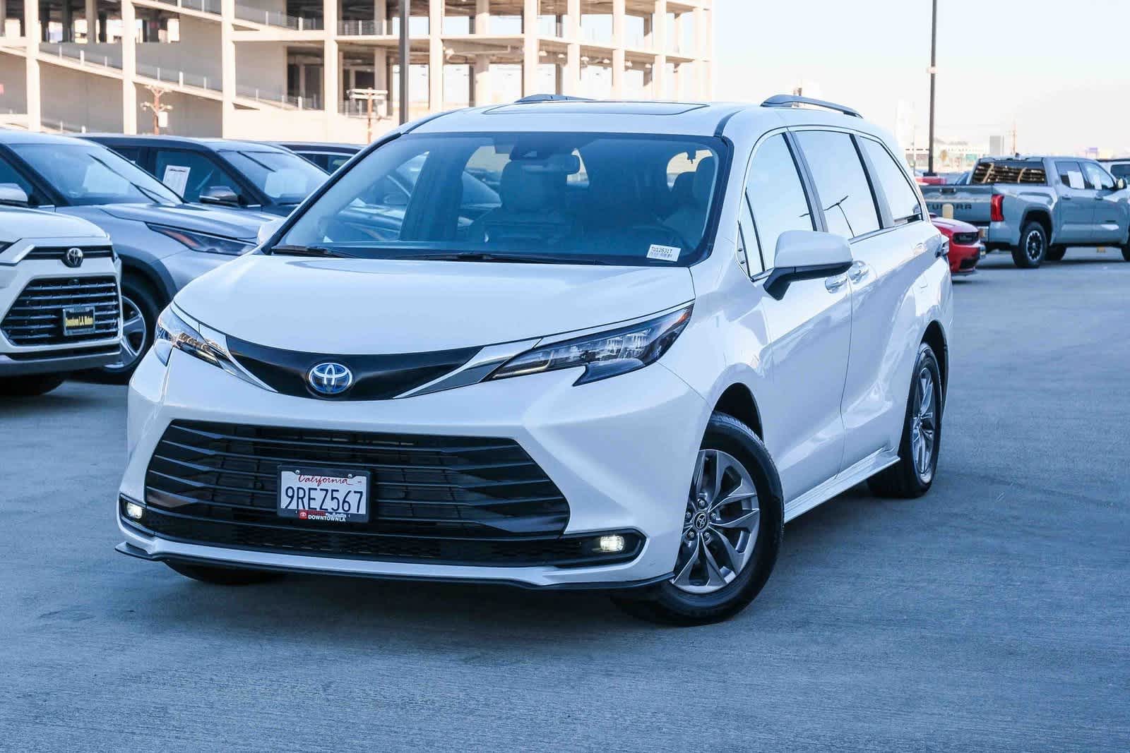 Thumbnail: 2025 Toyota Sienna - 1