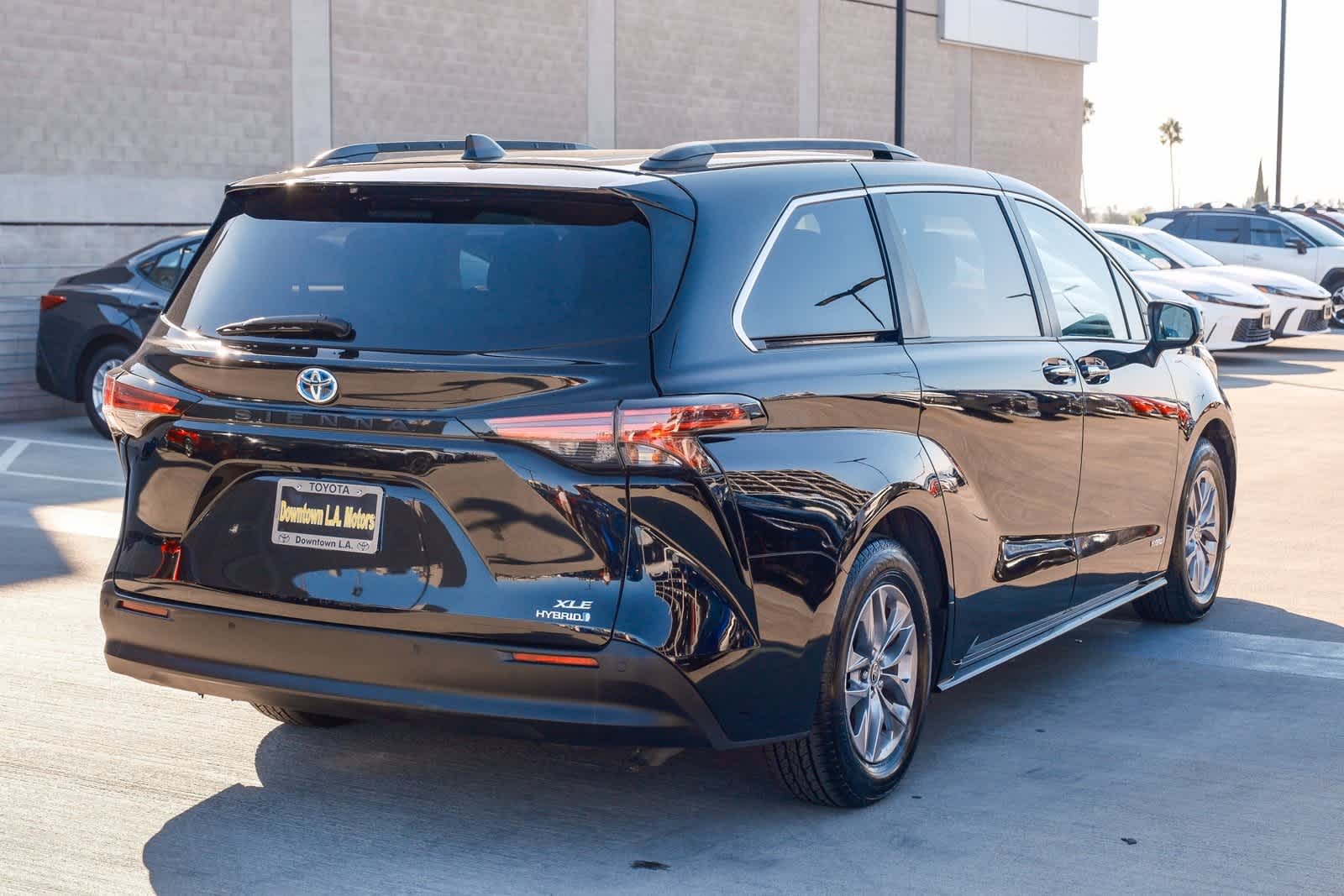 Thumbnail: 2021 Toyota Sienna - 4